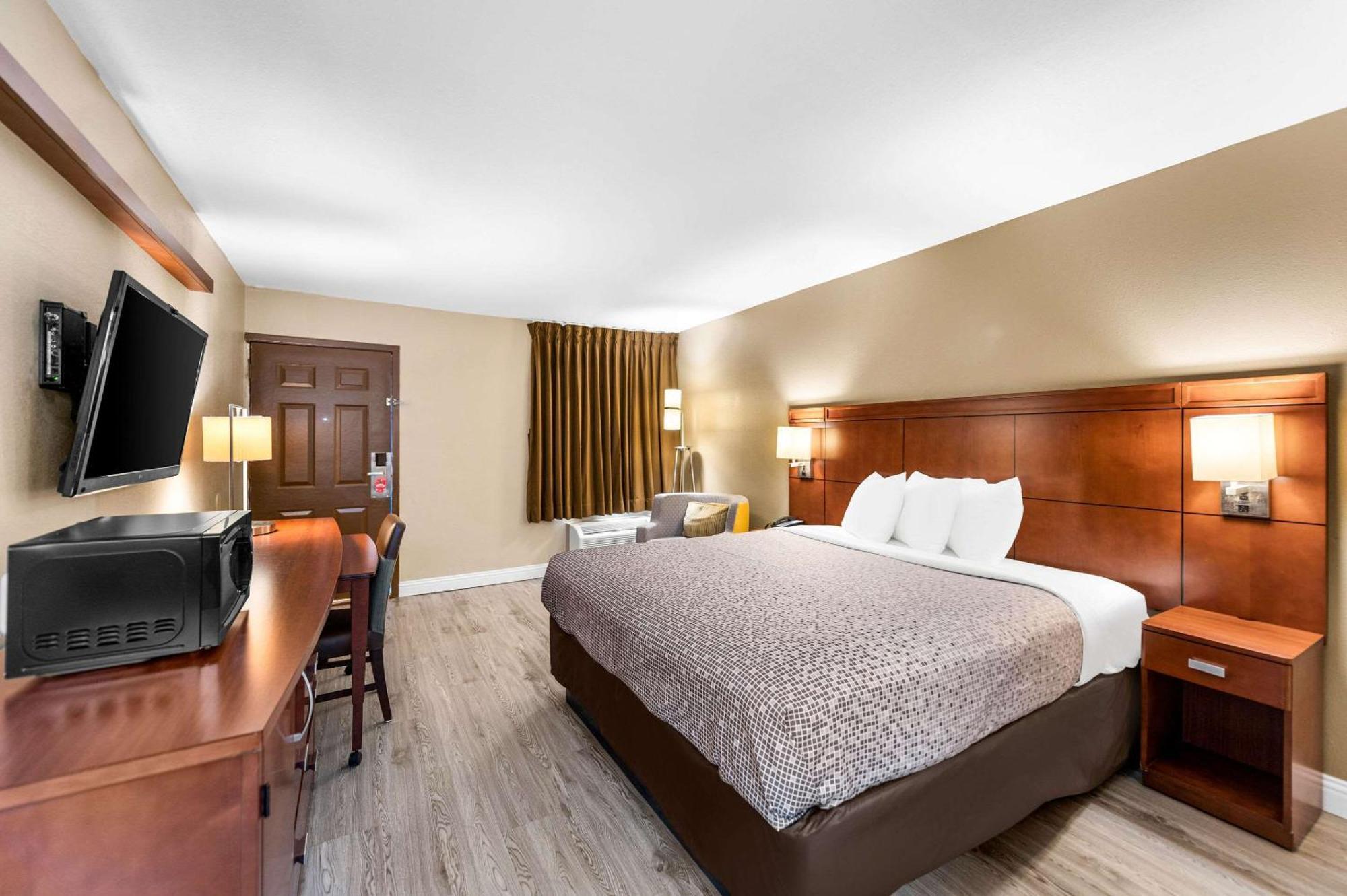 Lodge Econo I-30