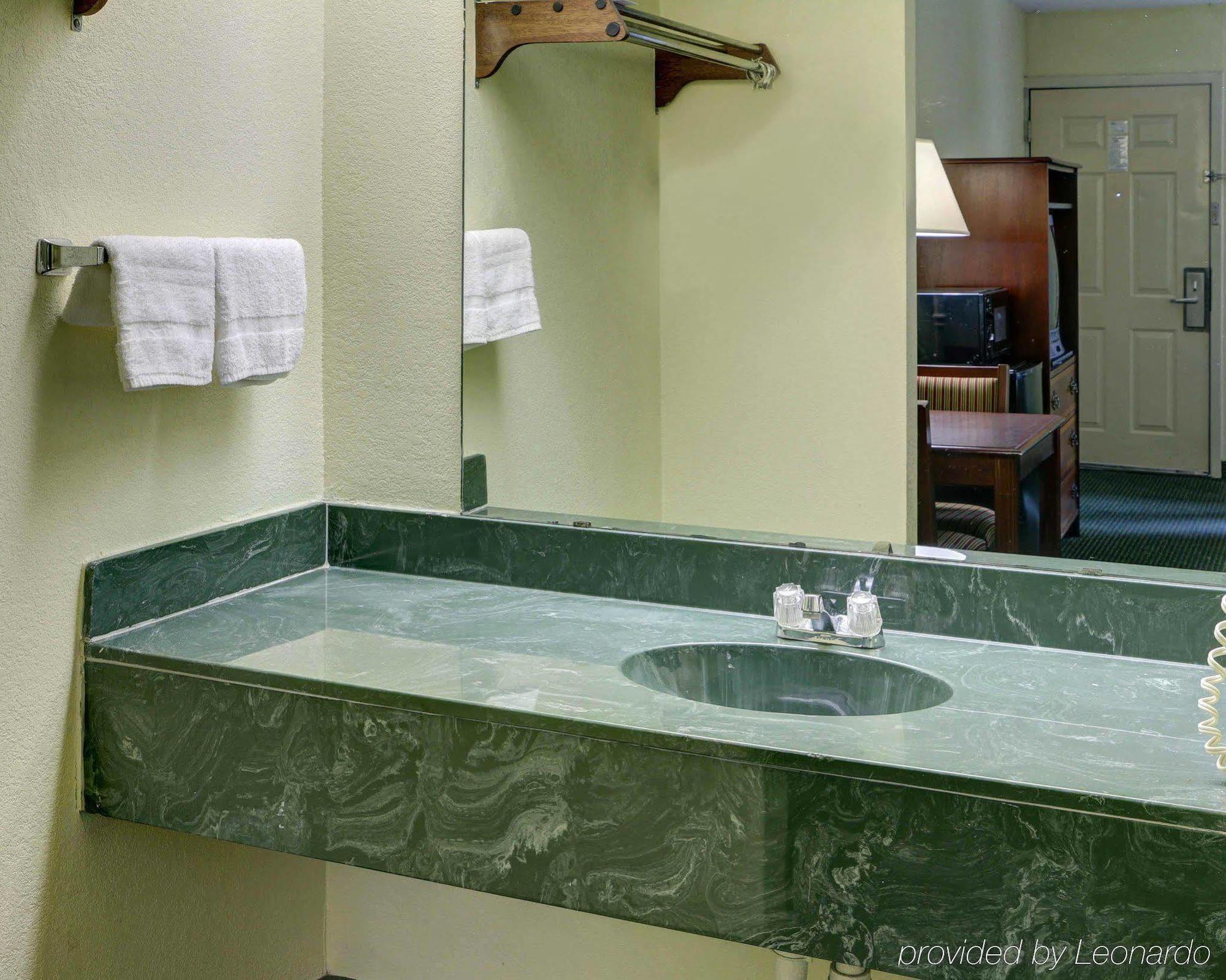 Lodge Econo I-30 *