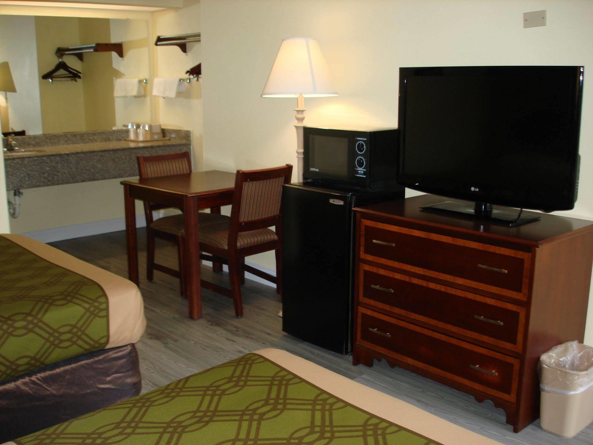 Lodge Econo I-30